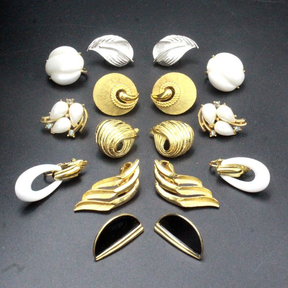 Crown Trifari Signed Designer High End Faux Pearl Enamel Silver Gold Plate Clip - Picture 1 of 11